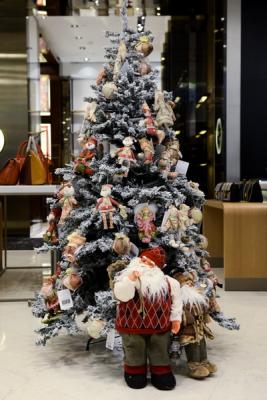 Новогодний базар в ДЛТ (45348.New_.Year_.Shop_.Windows.DLT_.Petersburg.02.jpg)