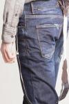 Вдохновением на создание оригинальной модели джинсов для мужского гардероба послужила политика испанского бренда Pull&Bear, направленная на сохранение окружающей среды. Компания выпустила первую в своем роде модель джинсов из переработанного хлопка. 