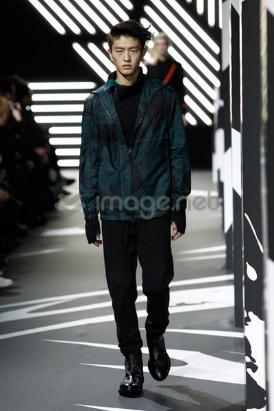 Показ коллекции Y-3 FW 2014/15 (осень-зима) (46025.Collection.Womans.Mens_.Y3.FW_.2014.2015.12.jpg)