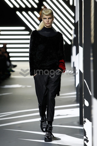 Показ коллекции Y-3 FW 2014/15 (осень-зима) (46025.Collection.Womans.Mens_.Y3.FW_.2014.2015.22.jpg)