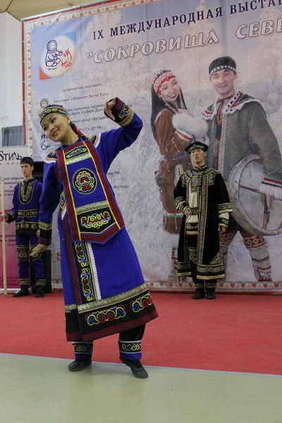 В Москве прошел фестиваль «Полярный стиль-2014» (47935.Ethnic.Fashion.Festival.Polyarniy.Stil_.2014.Moscow.b.jpg)