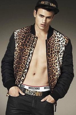 Moschino выпускает первую мужскую коллекцию (48531.Debut_.Mens_.Collection.Moschino.Jeremy.Scott_.03.jpg)