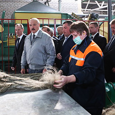 Слава белорусского льна будет возрождена (51348.President.Belarus.Alexander.Lukashenko.Visited.Linen_.Factory.s.jpg)