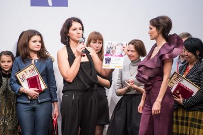 Представитель ИД «ЭДИПРЕСС-КОНЛИГА» Ольга Горемыкина вручает приз компании Lilas