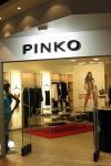 До конца года в Москве распахнут двери бутики Pinko, которые расположатся в торговых центрах «Метролис» и «Кунцево Плаза». Ни много ни мало – это сотни квадратных метров, на которых будут представлены элегантные шубы, топы, юбки и платья. А в ТРЦ «Галерея» появится единственный в Санкт-Петербурге бутик Pinko.  