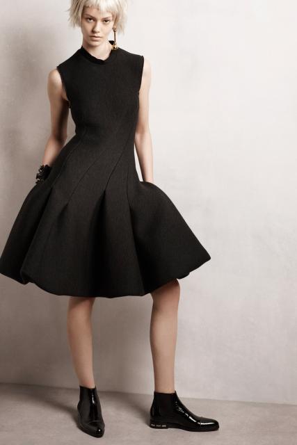 Илл. 01 Маленькое черное платье из коллекции Lanvin Pre Fall 2014