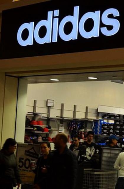 Adidas ликвидирует 200 торговых точек в России (56028.Adidas.Closes.200.Shops_.In_.Russia.2015.b.jpg)