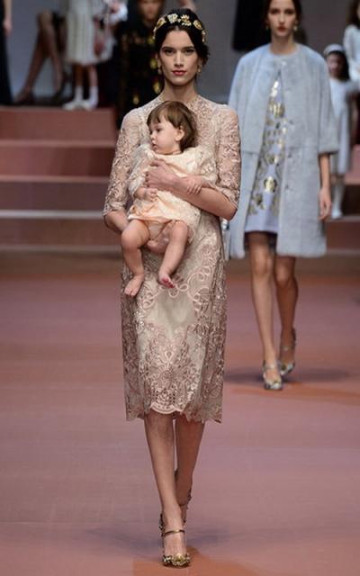 Семейная коллекция Dolce&Gabbana FW 2015/16 (осень-зима) (56031.Milan_.Family.Collection.Dolce_.Gabbana.FW_.2015.2016.09.jpg)