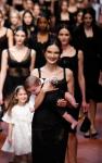 Новая коллекция Dolce&Gabbana осень-зима 2015/16, представленная в Милане, стала не только одой женственности, которую постоянно воспевает этот бренд, но и настоящим гимном материнству. По всеобщему признанию, это был самый трогательный показ Недели моды. В шоу итальянской марки приняли участие известные модели, недавно ставшие матерями.
