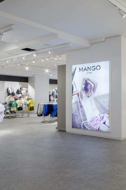 Открылся самый большой в Европе магазин Mango (57835.Mango_.Opened.The_.Biggest.Shop_.In_.Europe.Milan_.07.jpg)