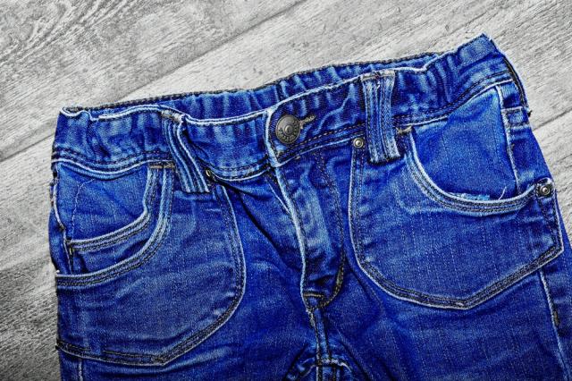 Завышенная талия и отвороты снизу – последние модные тенденции в мире джинсов