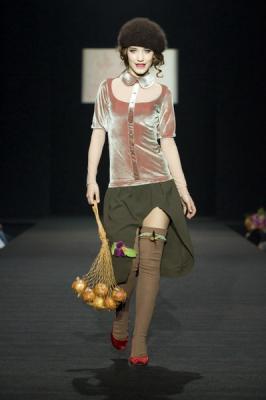 На будущий сезон осень-зима 2007/08 дуэт Marmalade предлагает платья, меха, вязаные береты и чулки (588.08.jpg)
