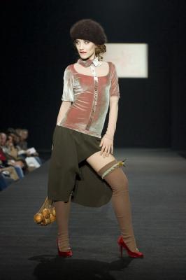 На будущий сезон осень-зима 2007/08 дуэт Marmalade предлагает платья, меха, вязаные береты и чулки (588.09.jpg)