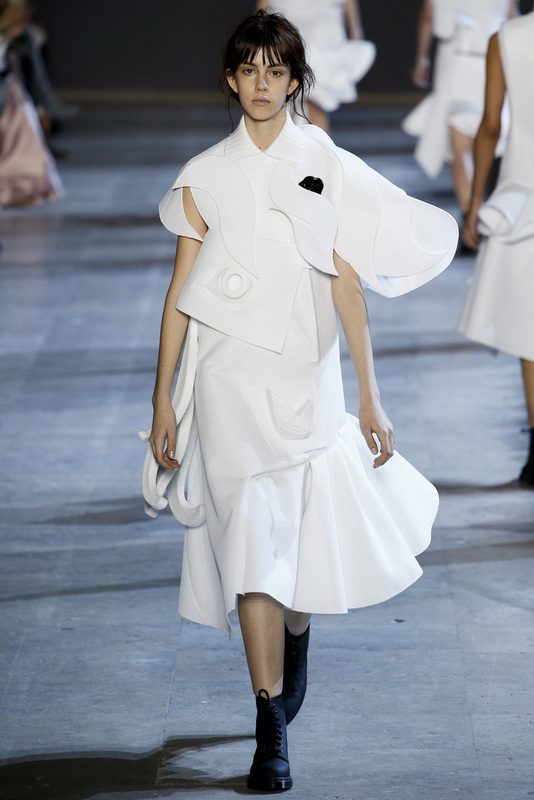 Viktor & Rolf  SS 2016 (весна-лето)  (63223.Pokaz_.Paris_.Kollekciya.Viktor.Rolf_.SS_.2016.02.jpg)