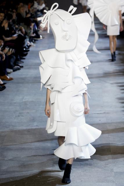 Viktor & Rolf  SS 2016 (весна-лето)  (63223.Pokaz_.Paris_.Kollekciya.Viktor.Rolf_.SS_.2016.04.jpg)