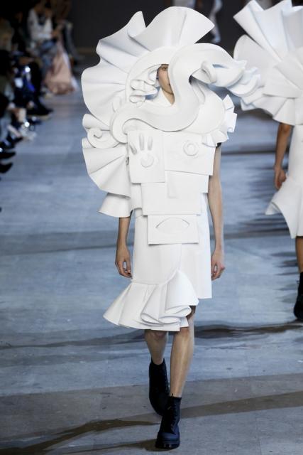 Viktor & Rolf  SS 2016 (весна-лето)  (63223.Pokaz_.Paris_.Kollekciya.Viktor.Rolf_.SS_.2016.10.jpg)