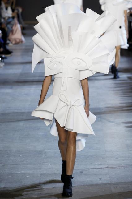 Viktor & Rolf  SS 2016 (весна-лето)  (63223.Pokaz_.Paris_.Kollekciya.Viktor.Rolf_.SS_.2016.15.jpg)