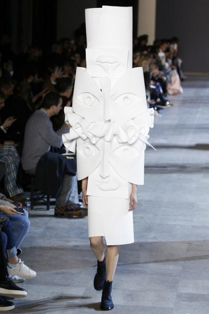 Viktor & Rolf  SS 2016 (весна-лето)  (63223.Pokaz_.Paris_.Kollekciya.Viktor.Rolf_.SS_.2016.16.jpg)