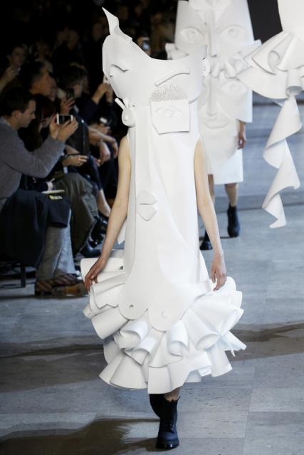 Viktor & Rolf  SS 2016 (весна-лето)  (63223.Pokaz_.Paris_.Kollekciya.Viktor.Rolf_.SS_.2016.18.jpg)