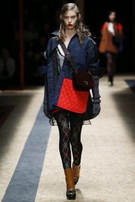 Prada AW 2016/17 (63902.Milan_.Pokaz_.Jenskoi.Kollekcii.Prada_.AW_.2016.2017.24.jpg)