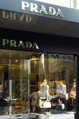 Prada закрывает магазины и снижает цены (65097.Prada_.Zakrivaet.Magazini.I.Snijaet.Ceni_.b.jpg)