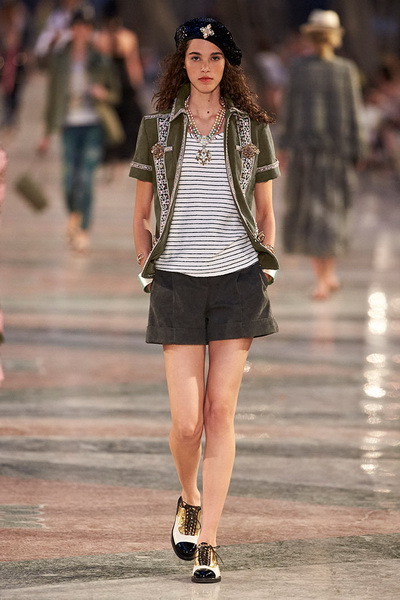 Кубинский показ Chanel Cruise 2016/17  (65484.Kybinskiy.Pokaz_.Kruiznoy.Kollekcii.Chanel.Cruise.2016.16.jpg)