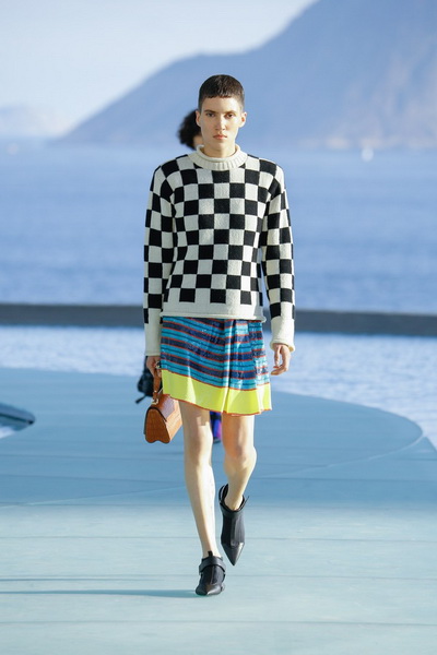 Коллекция Louis Vuitton Resort 2017 (66069.Novaya.Kryiznaya.Kollekciya.Louis_.Vuitton.2017.12.jpg)