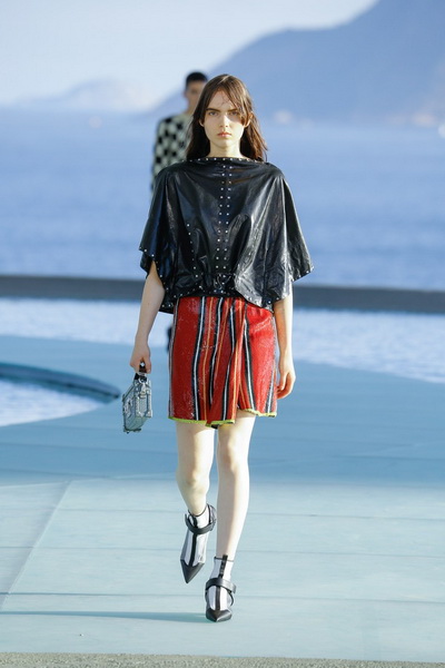 Коллекция Louis Vuitton Resort 2017 (66069.Novaya.Kryiznaya.Kollekciya.Louis_.Vuitton.2017.14.jpg)