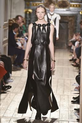 Valentino AW 2016/17 (осень-зима) (67496.Pokaz_.Velnmtino.Jenskaya.Kollekciya.AW_.2016.03.jpg)