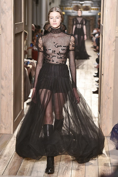 Valentino AW 2016/17 (осень-зима) (67496.Pokaz_.Velnmtino.Jenskaya.Kollekciya.AW_.2016.10.jpg)