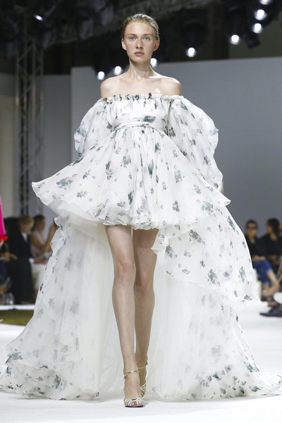 Giambattista Valli AW 2016/17 (осень-зима) (67595.Pokaz_.Paris_.Kollekciya..Giambattista.Valli_.AW_.2016.08.jpg)