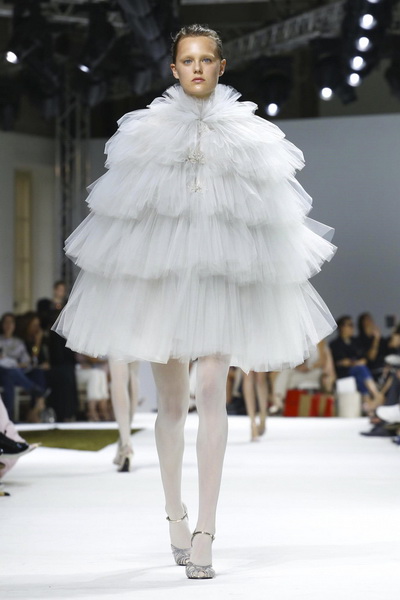 Giambattista Valli AW 2016/17 (осень-зима) (67595.Pokaz_.Paris_.Kollekciya..Giambattista.Valli_.AW_.2016.13.jpg)