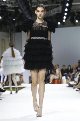 Giambattista Valli AW 2016/17 (осень-зима) (67595.Pokaz_.Paris_.Kollekciya..Giambattista.Valli_.AW_.2016.16.jpg)