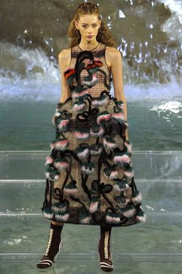 Юбилейный показ Fendi Couture AW 2016/17 (осень-зима) (67683.Yubileiniy.Pokaz_.Jenskoy.Kollekcii.Fendi_.Couture.AW_.2016.14.jpg)