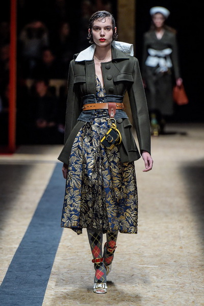 Prada AW 2016/17 (осень-зима) (68389.Novaya.Jenskaya.Kollekciya.Brenda.Prada_.AW_.2016.03.jpg)