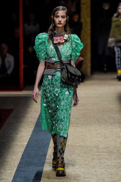 Prada AW 2016/17 (осень-зима) (68389.Novaya.Jenskaya.Kollekciya.Brenda.Prada_.AW_.2016.16.jpg)