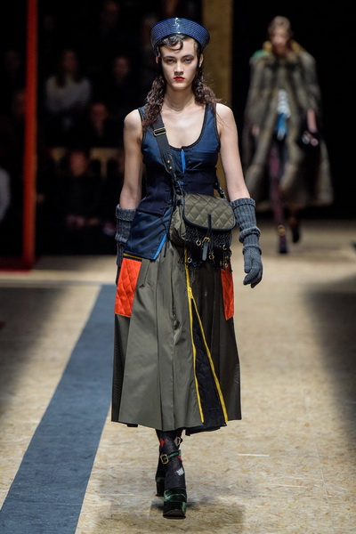 Prada AW 2016/17 (осень-зима) (68389.Novaya.Jenskaya.Kollekciya.Brenda.Prada_.AW_.2016.23.jpg)