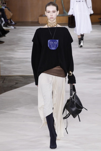 Loewe AW 2016/17 (осень-зима) (68661.Paris_.Fashion.Week_.Novaya.Kollekciya.Loewe_.AW_.2016.04.jpg)