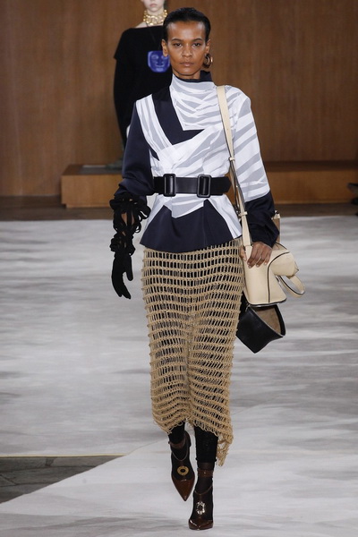 Loewe AW 2016/17 (осень-зима) (68661.Paris_.Fashion.Week_.Novaya.Kollekciya.Loewe_.AW_.2016.05.jpg)