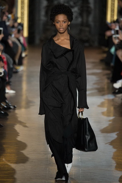 Stella McCartney AW 2016/17 (осень-зима) (68942.Paris_.Novaya.Jenskaya.Kollekciya.Stella.McCartney.AW_.2016.07.jpg)