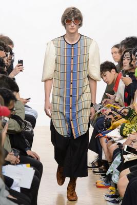 Мужская коллекция J.W. Anderson SS 2017 (весна-лето) (69894.Novaya.Mujskaya.Kollekciya.JW_.Anderson.SS_.2017.14.jpg)