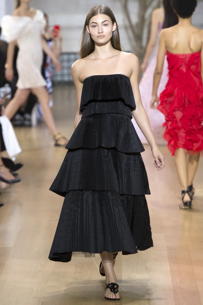 Oscar de la Renta SS 2017 (весна-лето) (70490.New_.York_.Novaya.Kollekciya.Oscar_.De_.La_.Renta_.SS_.2017.28.jpg)