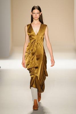 Victoria Beckham SS 2017 (весна-лето) (70582.New_.York_.Novaya.Jenskaya.Kollekciya.Victoria.Beckham.SS_.2017.11.jpg)