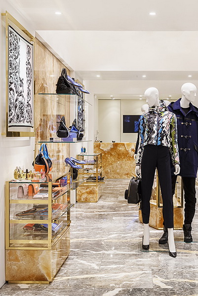 В ГУМе открылся новый бутик Versace (71745–V–GUMe–Otkrilsya–Noviy–Butik–Versace–02.jpg)