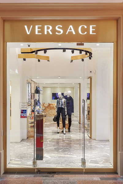 В ГУМе открылся новый бутик Versace (71745–V–GUMe–Otkrilsya–Noviy–Butik–Versace–b.jpg)