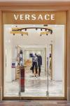 Итальянский дом моды Versace открыл монобрендовый бутик в Москве в историческом здании ГУМа на Красной площади. В бутике представлены коллекции женской и мужской одежды, аксессуары и сумки.