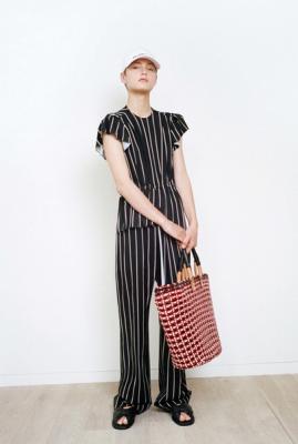 Лукбук коллекции Balenciaga Resort 2017 (71983–Lukbuk–Kollekciya–Balensiaga–Resort–2017–17.jpg)