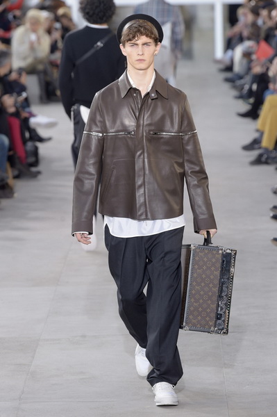 Неделя мужской моды в Париже: Louis Vuitton AW 2017 (73231-Mugskaya-Kollekciya-Louis-Vuitton-AW-2017-18.jpg)