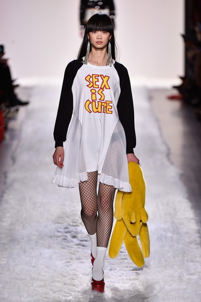 Неделя моды в Нью-Йорке: Jeremy Scott AW 2017 (73324-Jeremy-Scott-AW-2017-04.jpg)