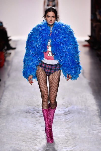 Неделя моды в Нью-Йорке: Jeremy Scott AW 2017 (73324-Jeremy-Scott-AW-2017-11.jpg)